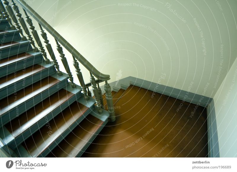 Treppe Treppenhaus Niveau Treppenabsatz Treppengeländer Geländer aufwärts abwärts Lebenslauf Karriere Wand Haus Gebäude Häusliches Leben Stadthaus Mieter