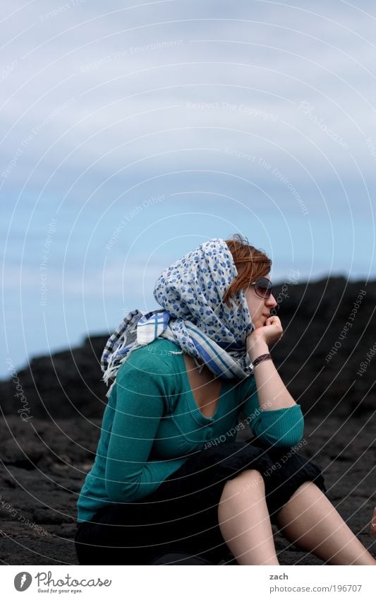 Blick zur Seite elegant feminin Junge Frau Jugendliche Vulkan Nationalpark Timanfaya Insel Lanzarote Sonnenbrille Kopftuch sitzen schön grün träumen Farbfoto