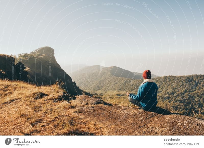 ein Mann reist allein am Berg Lifestyle Stil Gesundheit Mensch Erwachsene 1 30-45 Jahre Kunst Natur Landschaft Abenteuer Leben Farbfoto mehrfarbig