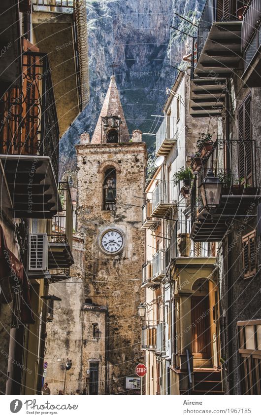 Bergdorfkirchturmuhr Berge u. Gebirge Italien Sizilien Dorf Haus Kirche Turm Kirchturm Fassade Straße Gasse Häuserzeile Uhr Uhrenturm Kirchturmuhr