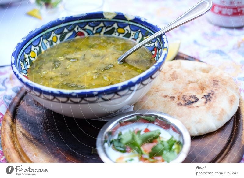 Soup of the day Joghurt Gemüse Brot Suppe Eintopf Kräuter & Gewürze Fladenbrot Ernährung Mittagessen Vegetarische Ernährung Slowfood Koscher Geschirr Teller