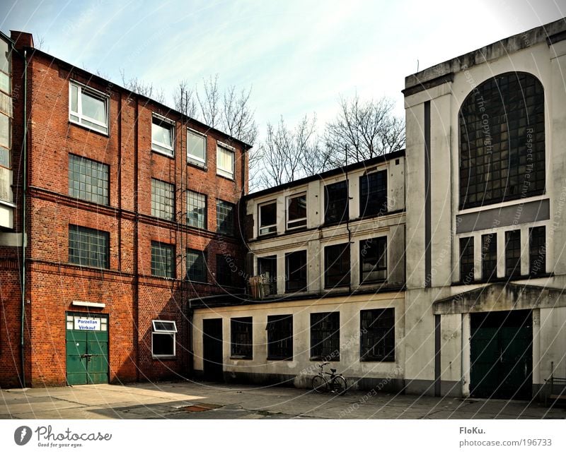 Keiner will mehr Porzellan... Schönes Wetter Stadt Menschenleer Industrieanlage Fabrik Bauwerk Gebäude Architektur alt dreckig hässlich historisch blau grau rot