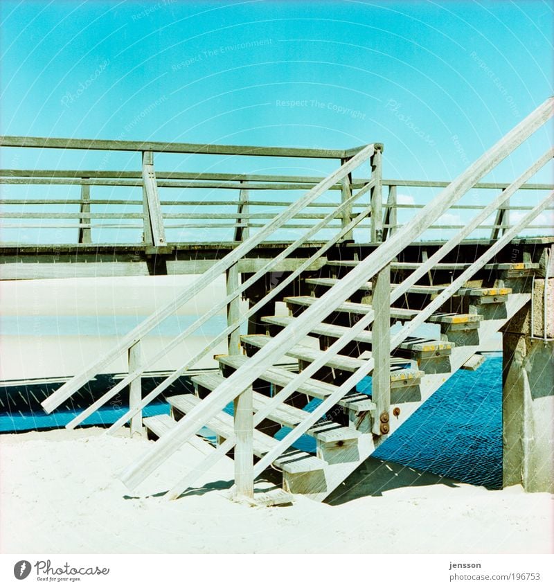 153118 Sommer Sonne Strand Brücke Treppe Sand Holz gehen Wärme Ende St. Peter-Ording Farbfoto Außenaufnahme Detailaufnahme Menschenleer Textfreiraum oben Tag