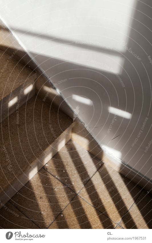 im treppenhaus Häusliches Leben Wohnung Haus Mauer Wand Treppe Treppenhaus eckig Farbfoto Innenaufnahme abstrakt Menschenleer Tag Licht Schatten Sonnenlicht