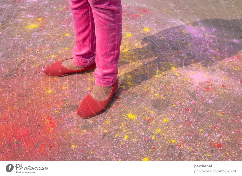 Mädchen mit rotem Schuh, bunter Hintergrund Roter Schuh Beton rosa Farbpulver Holi stehen Farbfoto mehrfarbig Außenaufnahme Nahaufnahme