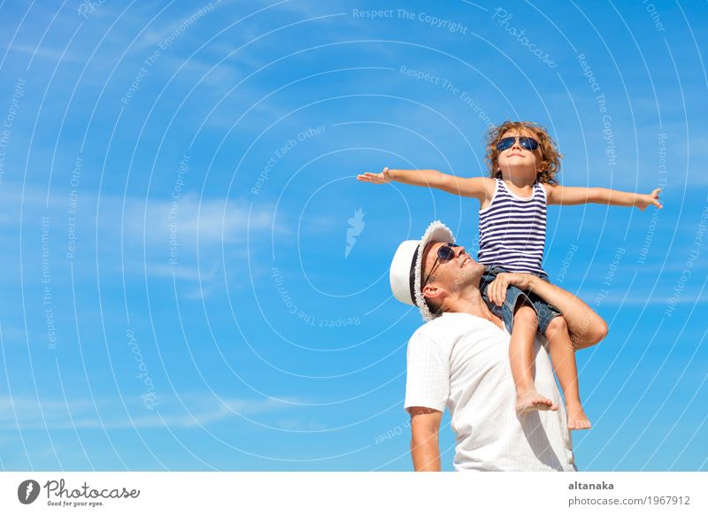 Vater und Sohn spielen am Strand in der Tageszeit. Konzept der freundlichen Familie. Lifestyle Freude Leben Erholung Freizeit & Hobby Spielen