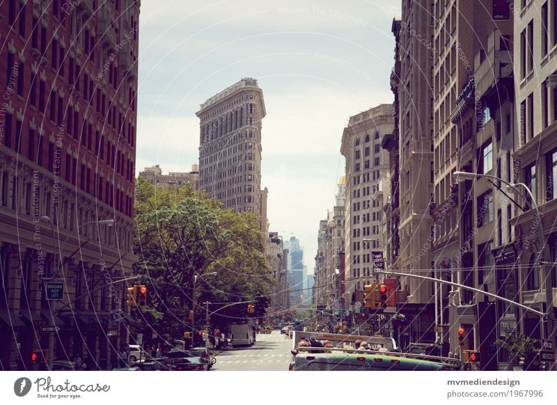 Flatiron Building Stadtzentrum Haus Hochhaus trendy hoch New York City Amerika Straßenverkehr Bus Ampel Farbfoto