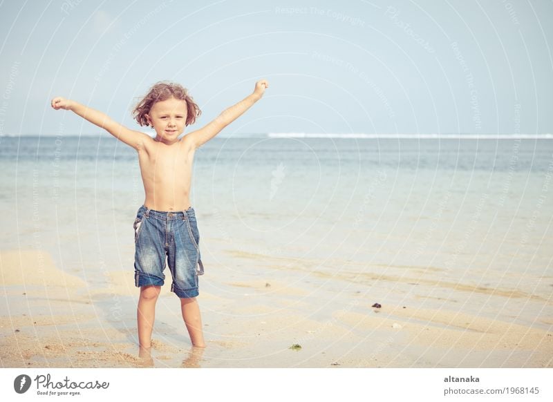 Portrait des kleinen Jungen stehend auf dem Strand Lifestyle Freude Glück Erholung Freizeit & Hobby Spielen Ferien & Urlaub & Reisen Ausflug Abenteuer Freiheit