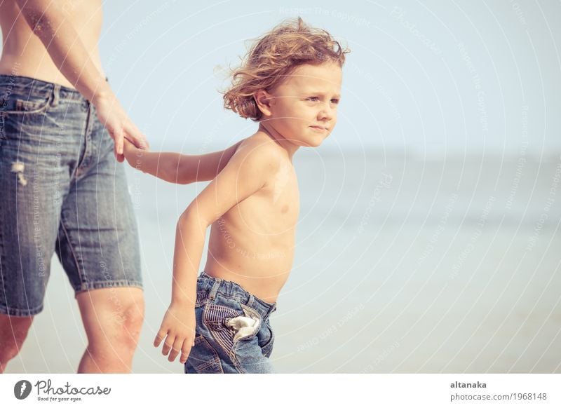 Mutter und Sohn spielen am Strand in der Tageszeit. Konzept der freundlichen Familie. Lifestyle Freude Leben Erholung Freizeit & Hobby Spielen