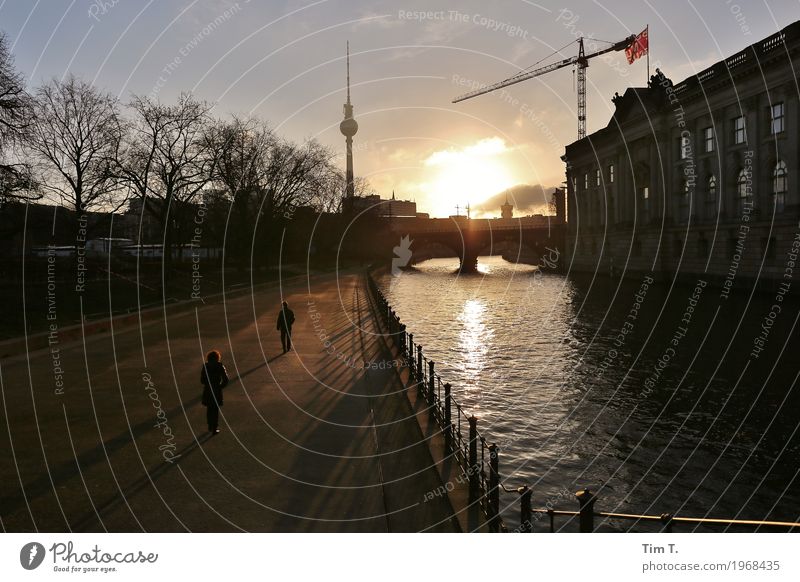 Berlin Berliner Fernsehturm Stadt Hauptstadt Stadtzentrum Beginn Kitsch Stimmung Sonnenaufgang Spree Fluss Winter Farbfoto Außenaufnahme Morgen Morgendämmerung