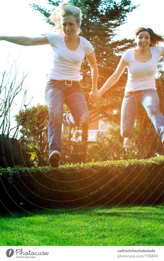 Ab durch die Hecke Mensch feminin Junge Frau Jugendliche Freundschaft Erwachsene 2 18-30 Jahre Umwelt Natur Sonnenlicht Frühling lachen laufen springen Farbfoto