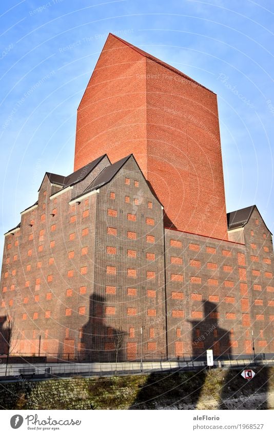 Altbau Haus Hausbau Wolkenloser Himmel Duisburg Deutschland Europa Altstadt Industrieanlage Fabrik Mauer Wand Fassade alt blau braun orange rot Farbfoto