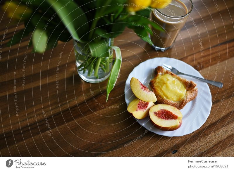 Halb vier ist Kaffeezeit! Kaffeetrinken genießen Nektarine Glas Blumenstrauß Vase Holztisch Tischplatte Häusliches Leben Teller Gabel Pudding Plunder Backwaren