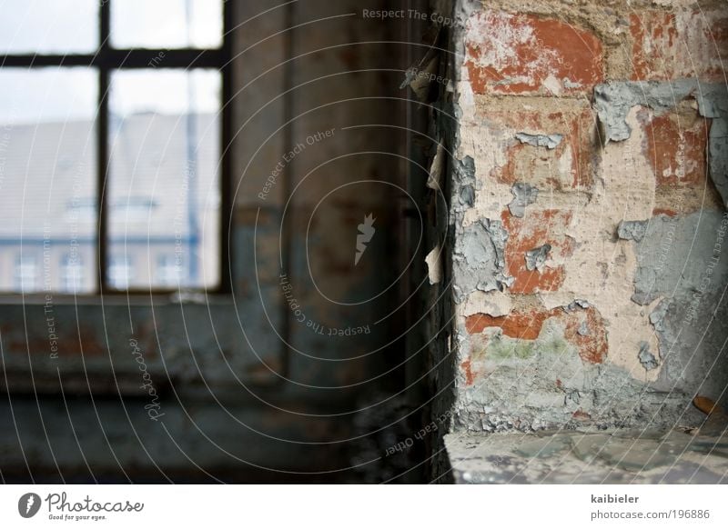 Raum der Stille Haus Industrieanlage Fabrik Bauwerk Gebäude Architektur Mauer Wand Fenster Heizungsrohr Heizkörper abblättern Farbstoff blau rot Gelassenheit