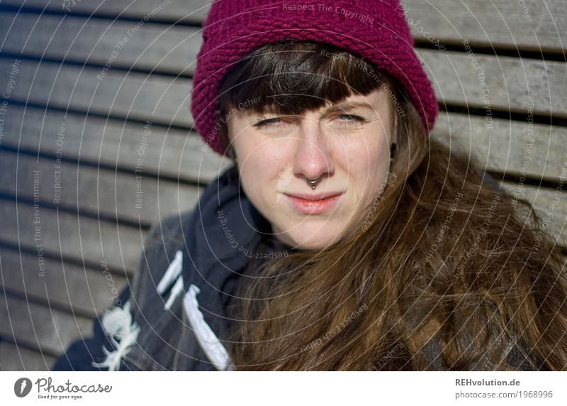 Carina | Mütze Mensch feminin Junge Frau Jugendliche Erwachsene Haare & Frisuren Gesicht 1 18-30 Jahre Winter Schönes Wetter Piercing brünett langhaarig Pony