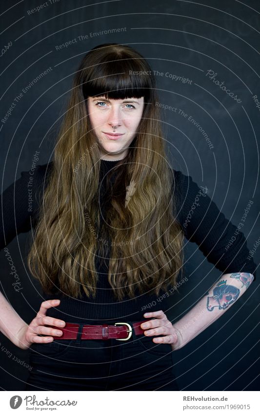 Carina | sauer Stil Mensch feminin Junge Frau Jugendliche Erwachsene Gesicht 1 18-30 Jahre Gürtel Tattoo Piercing Haare & Frisuren brünett langhaarig Pony