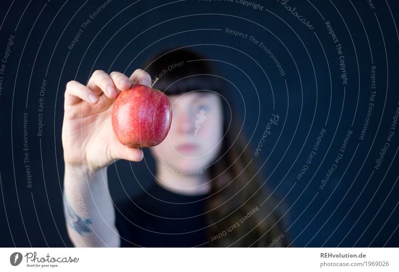 Carina | Apfel Lebensmittel Frucht Ernährung Vegetarische Ernährung Gesundheit Gesundheitswesen Gesunde Ernährung Mensch feminin Junge Frau Jugendliche Hand 1