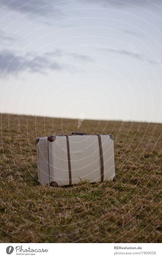 Koffer Ferien & Urlaub & Reisen Ausflug Umwelt Natur Landschaft Himmel Wolken Wiese stehen alt retro Einsamkeit Abenteuer Gepäck unterwegs Farbfoto