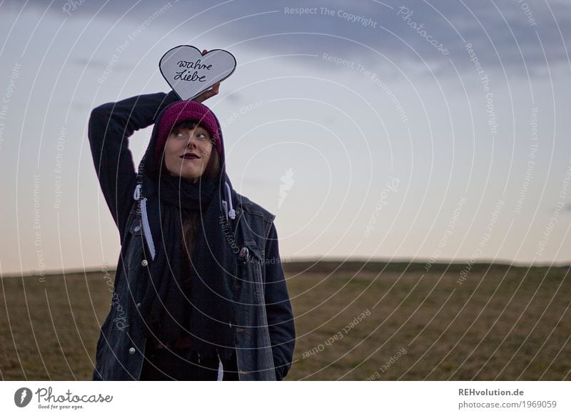 Carina . wahre Liebe Stil Mensch feminin Junge Frau Jugendliche Erwachsene 1 18-30 Jahre Umwelt Natur Landschaft Wiese Feld Jacke Mütze Schriftzeichen