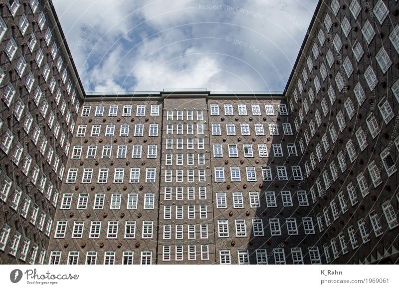 Chilehaus Hamburg Tourismus Städtereise Haus Traumhaus Himmel Wolken Sonnenlicht Stadt Hafenstadt Stadtzentrum Altstadt Hochhaus Bauwerk Gebäude Architektur