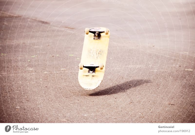 Mann über Board Freizeit & Hobby Sport Leben Coolness Skateboarding Trick Jump springen Sturz fliegen fallen Skateplatz rollen Jugendkultur Aktion verletzen