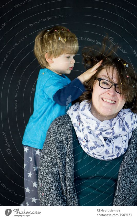 Kind wuschelt der Mutter durchs Haar Mensch maskulin feminin Kleinkind Junge Frau Jugendliche Erwachsene Familie & Verwandtschaft Kindheit Haare & Frisuren 2