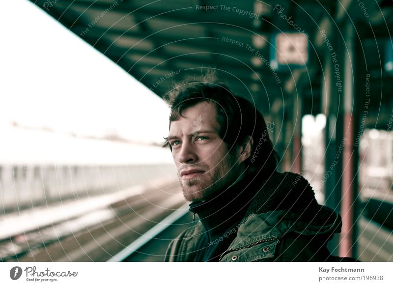 waiting Ferien & Urlaub & Reisen Ausflug maskulin Junger Mann Jugendliche Erwachsene Kopf 1 Mensch 18-30 Jahre Bahnhof Bahnsteig Jacke schwarzhaarig Bart