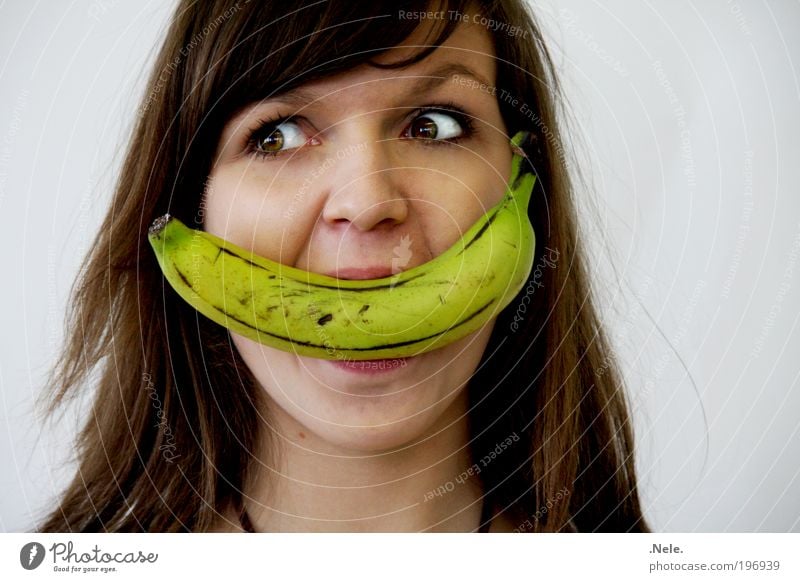 ein obstiges grinsen. Frucht Banane Mensch feminin Junge Frau Jugendliche 1 brünett Essen Lächeln Coolness authentisch frech Fröhlichkeit Glück lustig gelb