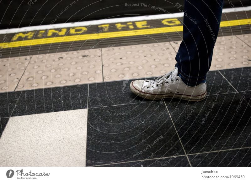 Lost Album Cover Stadt Personenverkehr Öffentlicher Personennahverkehr Bahnfahren Schienenverkehr U-Bahn Bahnsteig Mode Schuhe trendy rebellisch retro