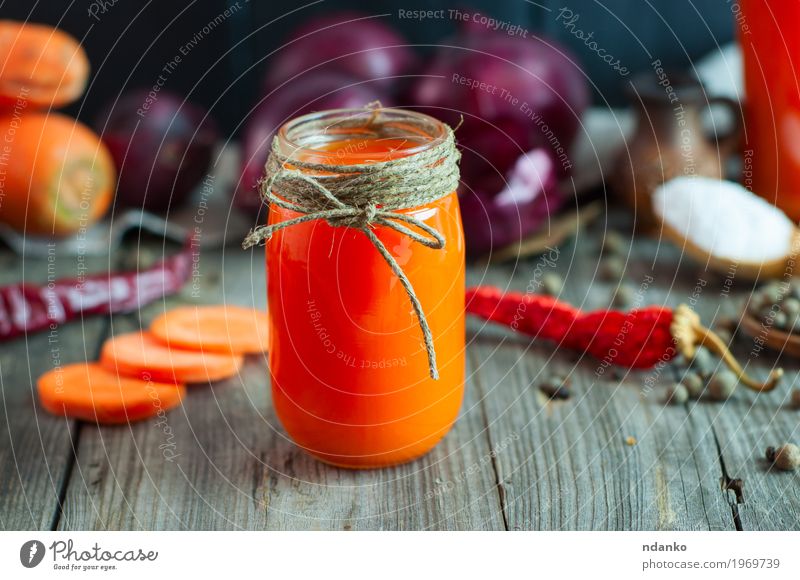 Kleines Glasgefäß mit frischem Saft Gemüse Kräuter & Gewürze Vegetarische Ernährung Getränk Erfrischungsgetränk Tisch Geldinstitut alt trinken Gesundheit lecker