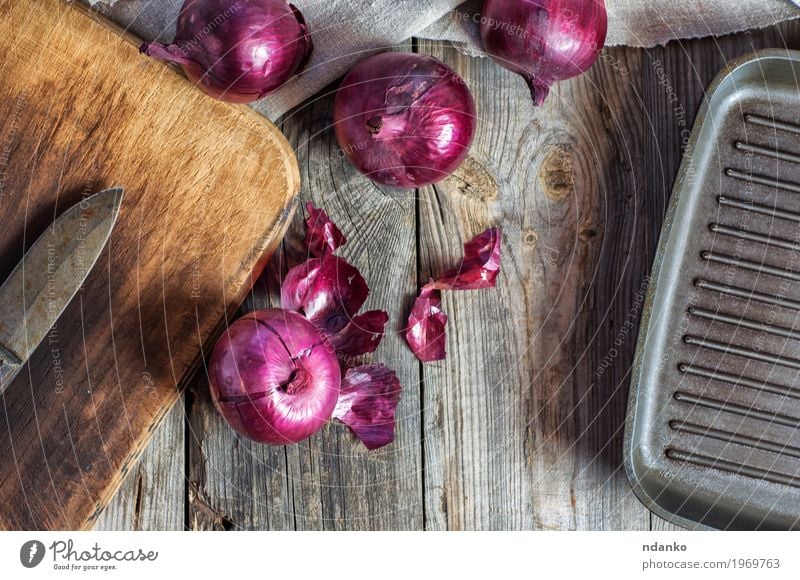 Gemüse der roten Zwiebel auf der grauen Holzoberfläche Lebensmittel Frucht Ernährung Essen Vegetarische Ernährung Pfanne Küche Menschengruppe Natur Pflanze alt