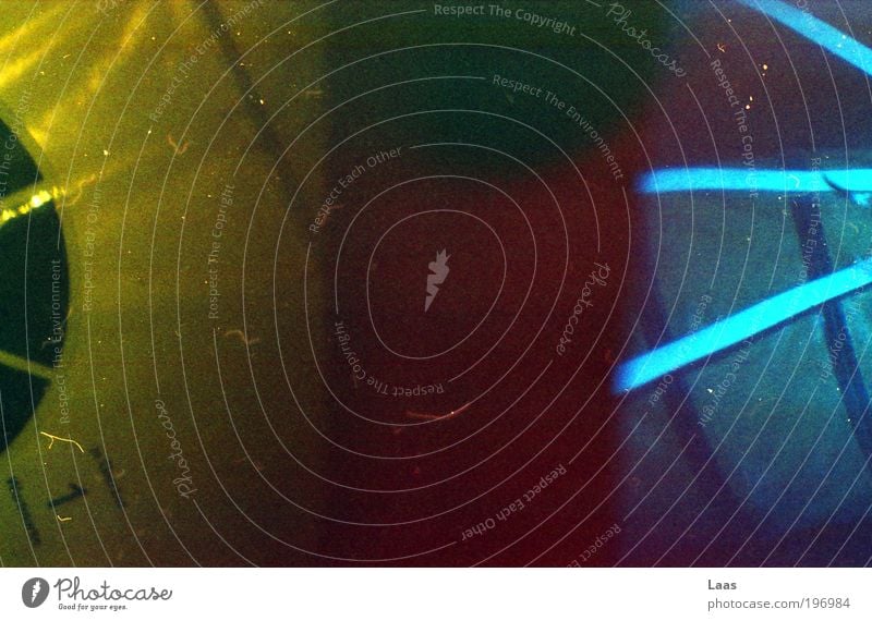 magnetismus Nachtleben Bar Cocktailbar Jahrmarkt Zelt Pavillon blau gelb Ferne Farbfoto mehrfarbig Innenaufnahme Experiment Lomografie Holga abstrakt