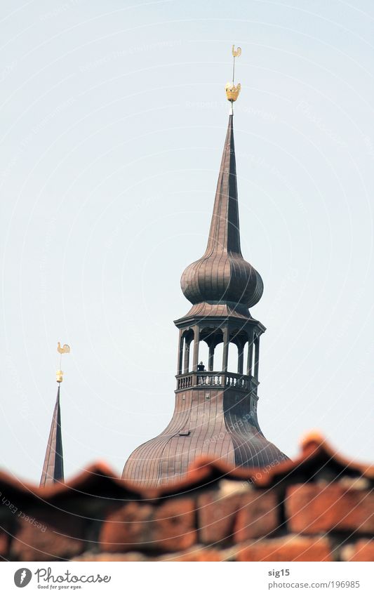 Kirchturm Stadt Altstadt Kirche Turm Bauwerk Gebäude Architektur Sehenswürdigkeit beobachten Blick alt historisch hoch Neugier entdecken Kultur Mittelpunkt