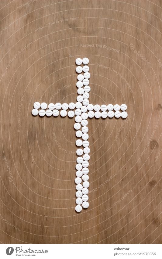 Kreuz aus Tabletten Gesundheit Gesundheitswesen Medikament Holz Zeichen braun weiß Tod gefährlich bedrohlich Glaube Religion & Glaube Sucht Trauer Nebenwirkung