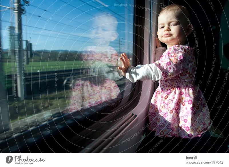 vErreisen Ferien & Urlaub & Reisen Ausflug Kind Mensch Kleinkind Mädchen Kindheit 1 1-3 Jahre Verkehr Personenverkehr Bahnfahren Eisenbahn Personenzug Blick