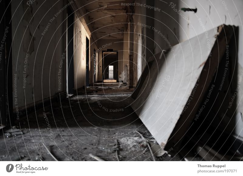 Verlassen Menschenleer Haus Industrieanlage Ruine Bauwerk Gebäude Innenarchitektur Mauer Wand Fenster Tür Gang alt dreckig dunkel hässlich kaputt Einsamkeit