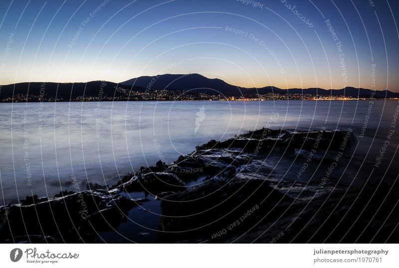 Nachtansicht von Tranmere am Fluss Derwent in Hobart, Tasmanien schön Sommer Sonne Meer Wellen Berge u. Gebirge Felsen Stadt Muschel dunkel lang blau Australien