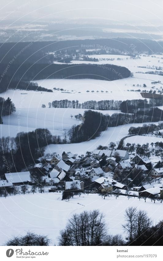 Winterdorf Umwelt Natur Landschaft Pflanze Himmel Klima schlechtes Wetter Eis Frost Schnee Baum Feld Wald Hügel Dorf bevölkert Haus Dach Blick Häusliches Leben