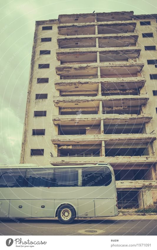 Busstop Ferien & Urlaub & Reisen Städtereise Haus Kultur Stadtrand Ruine Fassade Balkon Fenster Verkehrsmittel Verkehrswege Straße PKW alt Armut kaputt retro