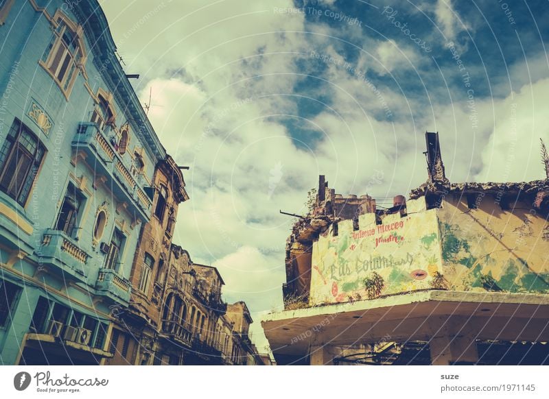 Straßenhandel Lebensmittel Frucht Ferien & Urlaub & Reisen Freiheit Städtereise Häusliches Leben Haus Kultur Stadt Hauptstadt Altstadt Ruine Fassade Fenster alt