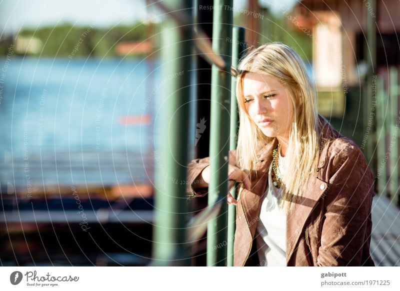 Titel wird nachgereicht Mensch feminin Junge Frau Jugendliche Erwachsene Leben Sommer Schönes Wetter Seeufer Bucht leuchten träumen schön natürlich positiv