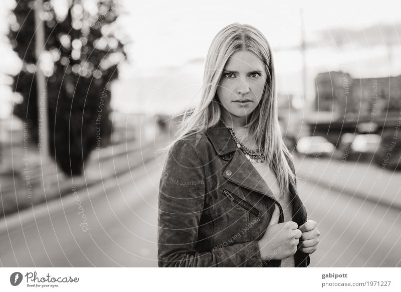 M Mensch feminin Erwachsene Stadt Straße frei schön natürlich wild Schwarzweißfoto Außenaufnahme Tag Licht Schatten Gegenlicht Schwache Tiefenschärfe