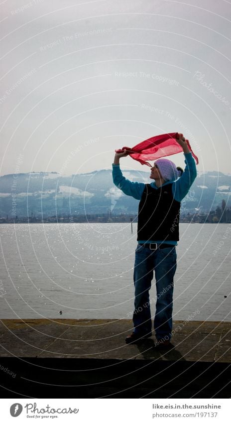 fliegen wollen Wasser Himmel Berge u. Gebirge See Stein glänzend frei blau rot Freude Glück Fröhlichkeit Lebensfreude Frühlingsgefühle Vorfreude Begeisterung