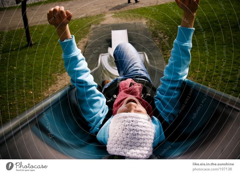 lebensfreude Freude Spielen Spielplatz Rutsche rutschen Garten Park Wiese liegen leuchten toben Fröhlichkeit Glück lustig blau grün silber Zufriedenheit