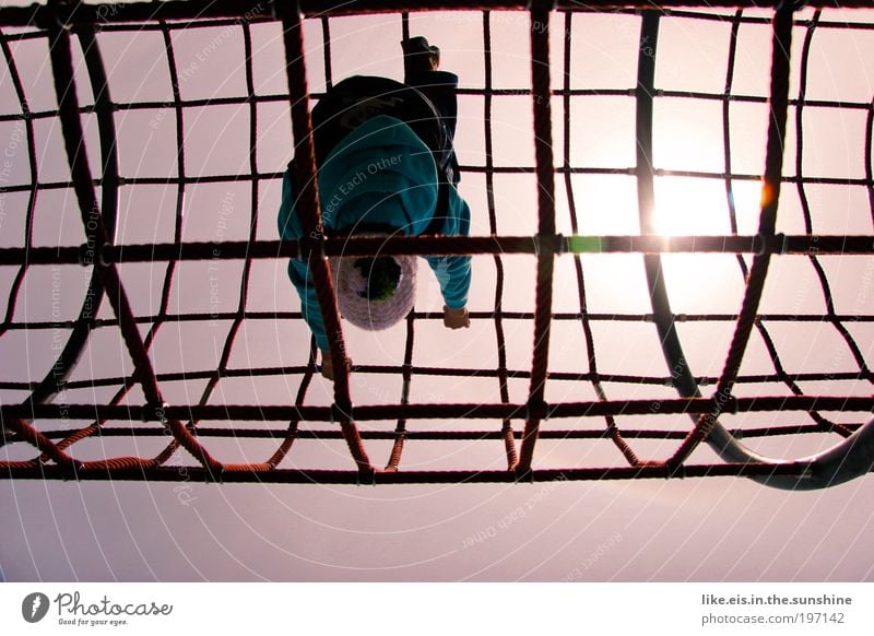 die welt steht kopf Freizeit & Hobby Spielen Klettern Spielplatz klettergerüst Netz 1 Mensch Himmel Sonne Sonnenlicht Mütze Stahl lachen Fröhlichkeit blau