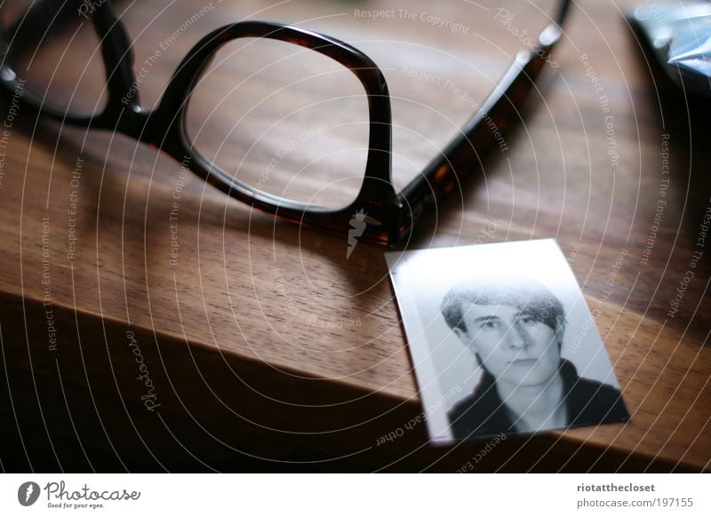 Dani Darko and hir glasses Fotografie Brille Tisch Kunststoff Haare & Frisuren Fotoautomat Holz Qualität Passbild Holztisch Farbfoto Innenaufnahme Nahaufnahme