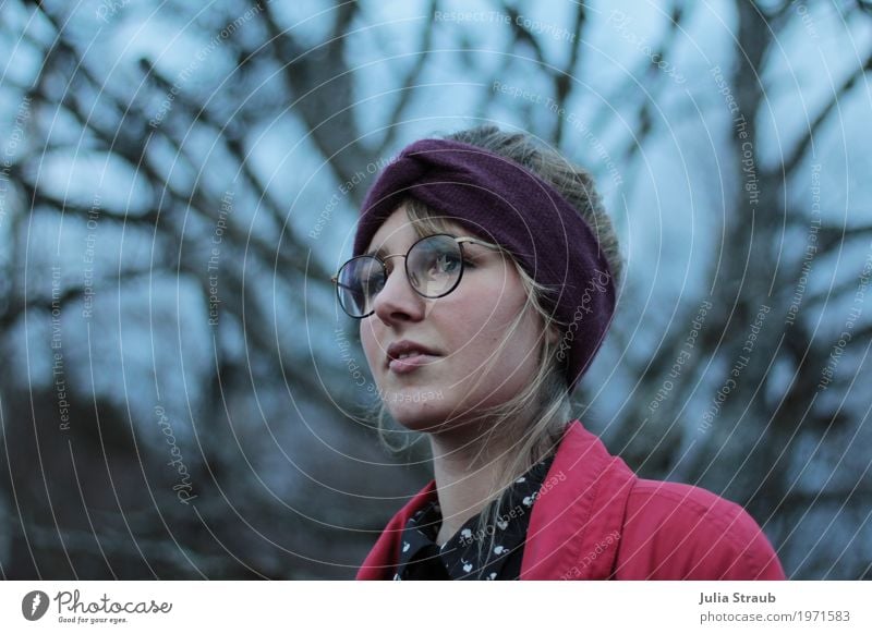 wohin ich schau feminin Frau Erwachsene 1 Mensch 18-30 Jahre Jugendliche Himmel Baum Mantel Bluse Brille Stirnband Blick warten schön blau grau Coolness Kraft