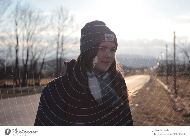 geschafft Mädchen Junge Frau Jugendliche 1 Mensch 13-18 Jahre Himmel Sonne Baum Fußgänger Straße Jacke Schal Mütze brünett langhaarig stehen blau braun