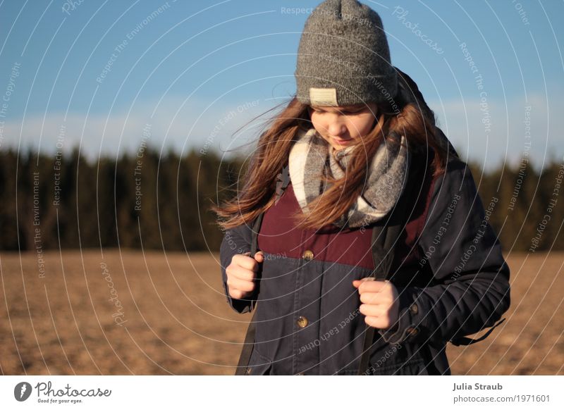 Wandern Freiheit wandern feminin Mädchen Junge Frau Jugendliche 1 Mensch 13-18 Jahre Natur Sonne Winter Feld Wald Rhön Jacke Schal Mütze brünett langhaarig