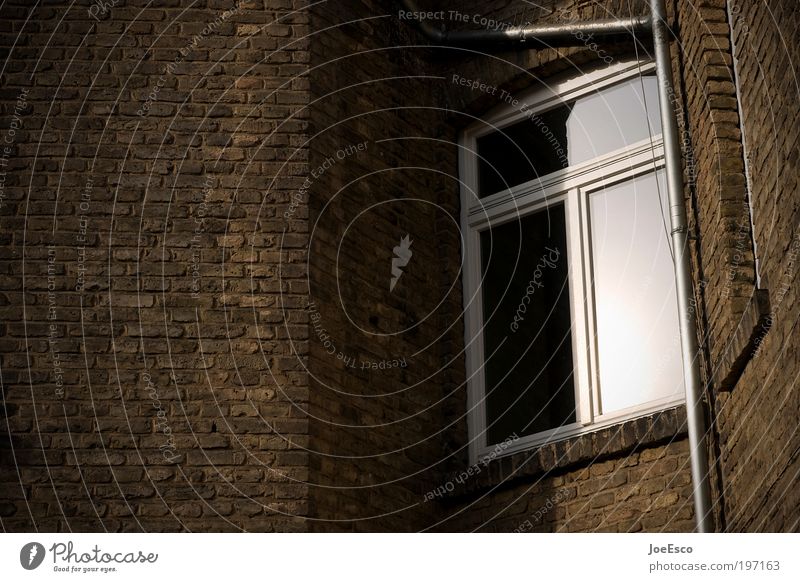 das fenster zum hof Häusliches Leben Wohnung Haus Mauer Wand Fassade Fenster beobachten Blick bedrohlich dunkel kalt schön Neugier Langeweile träumen Nachbar